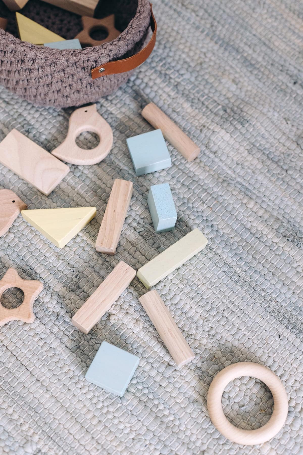How to declutter toys featured img